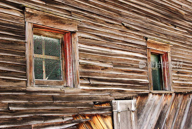 Old Barn的两扇窗户